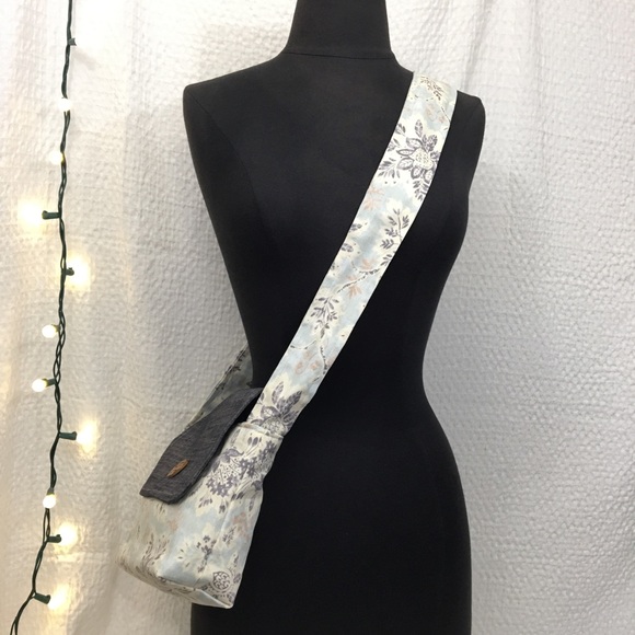 🧨3 for $30 Crossbody Purse Lt Blue & Ivory Floral - Picture 3 of 6